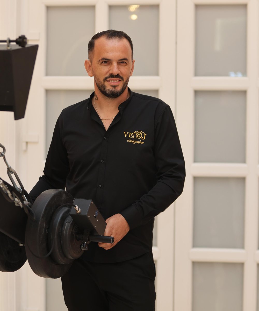 Videografi i Studio Velaj pranë pajisjeve të xhirimit në një sallë dasmash